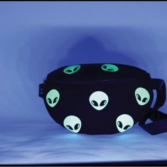 Glow in the dark alien 👽 fanny pac - Picture 3 of 4